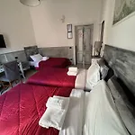 Relais Indipendenza Pensión 3*